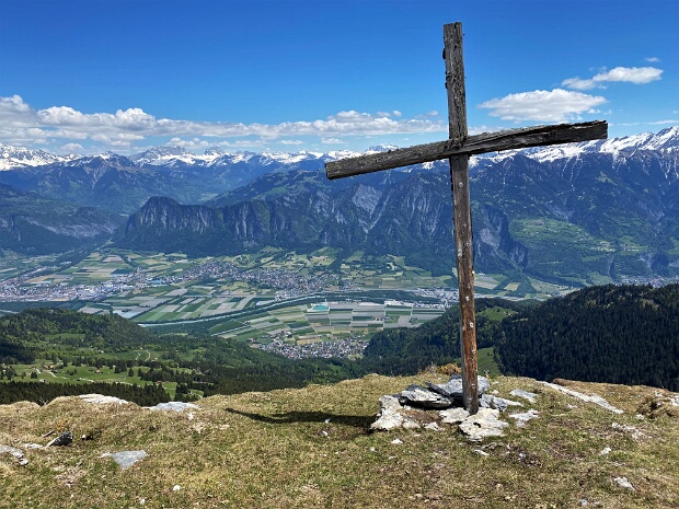 Holzkreuz auf der Stelli umgebrochen