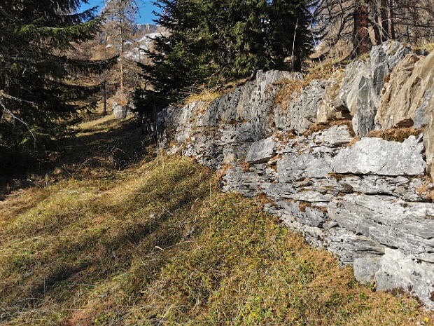 Natursteinmauer Löcher