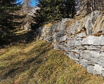 Natursteinmauer Löcher