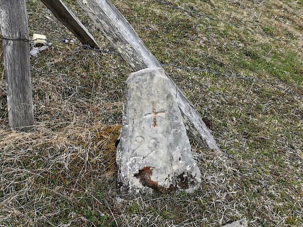 Grenzsteine, Markierungen und Steinmänner